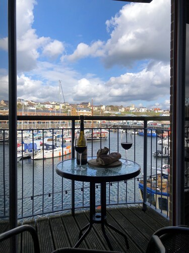 Marina Waterfront Apartment - family & pet-friendly near to pubs & beach
