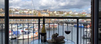 Marina Waterfront Apartment - family & pet-friendly near to pubs & beach