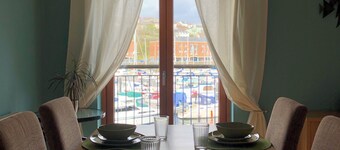 Marina Waterfront Apartment - family & pet-friendly near to pubs & beach