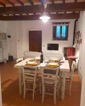 Dining - GUELFI 6, apartment in the heart of the historic center of POPPI casentino (Poppi)