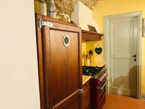 Un four, surface de cuisson, lave-vaisselle