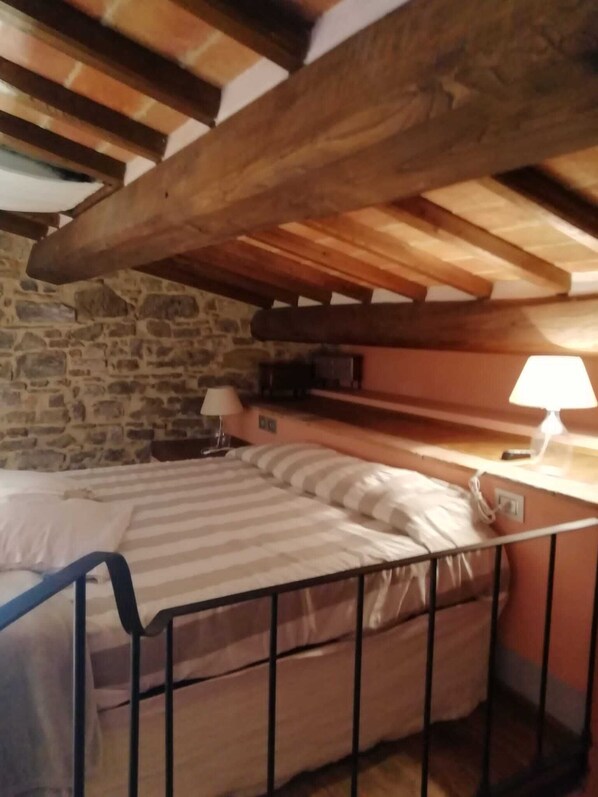 2 bedrooms, WiFi, bed sheets - GUELFI 6, apartment in the heart of the historic center of POPPI casentino (Poppi)