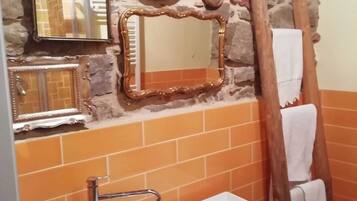 Douche, sĂšche-cheveux, bidet, serviettes fournies