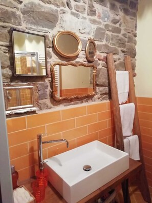 Shower, hair dryer, bidet, towels - GUELFI 6, apartment in the heart of the historic center of POPPI casentino (Poppi)