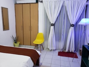 1 habitación, tabla de planchar con plancha, internet y ropa de cama