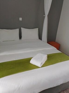 1 habitación, tabla de planchar con plancha, internet y ropa de cama