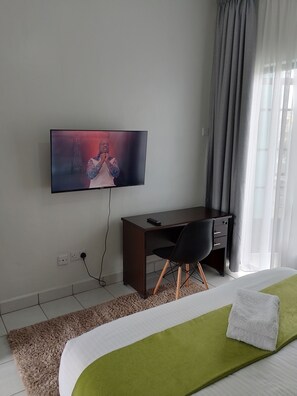 1 habitación, tabla de planchar con plancha, internet y ropa de cama