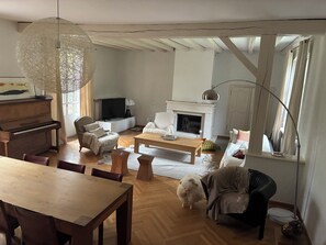 Televisión, tenis de mesa, libros y biblioteca musical 