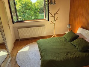 4 bedrooms, iron/ironing board, free WiFi, bed sheets