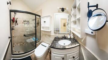 Shower, hair dryer, bidet, towels