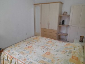 3 habitaciones, tabla de planchar con plancha, wifi y ropa de cama 