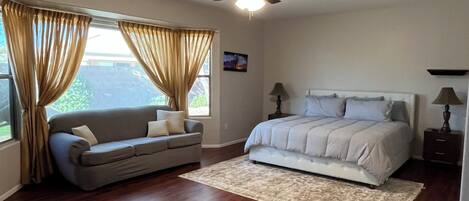 3 habitaciones, tabla de planchar con plancha, wifi y ropa de cama