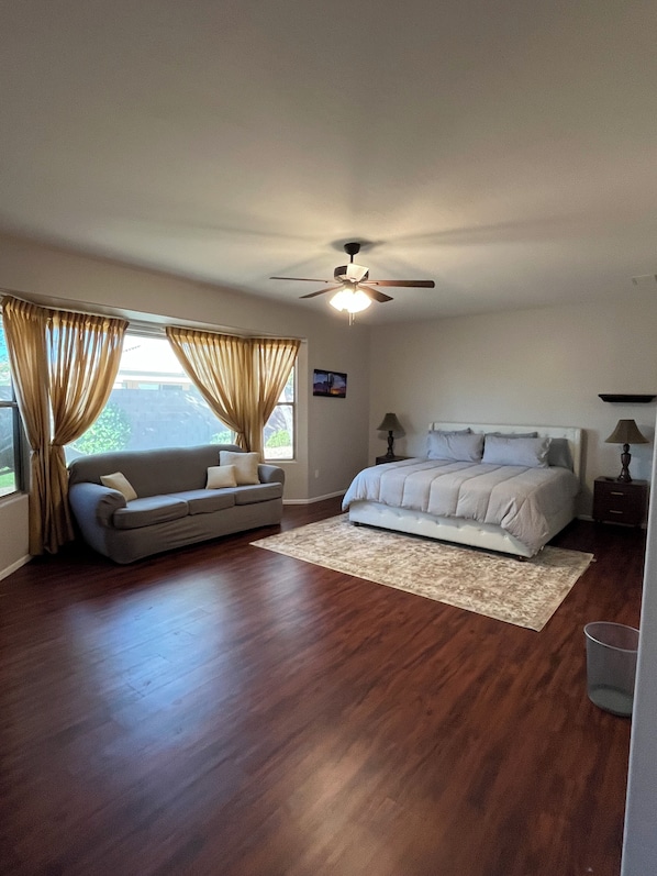 3 habitaciones, tabla de planchar con plancha, wifi y ropa de cama