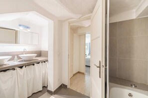 Apartment | Bathroom | Bathtub, hair dryer, towels, shampoo