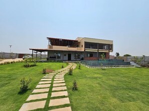 المنشأة من الخارج