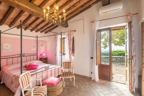 8 bedrooms, WiFi, bed sheets