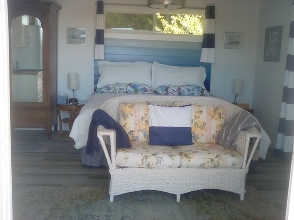1 habitación, tabla de planchar con plancha y ropa de cama 