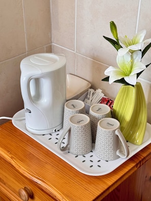 Family Room | Desk, iron/ironing board, free WiFi