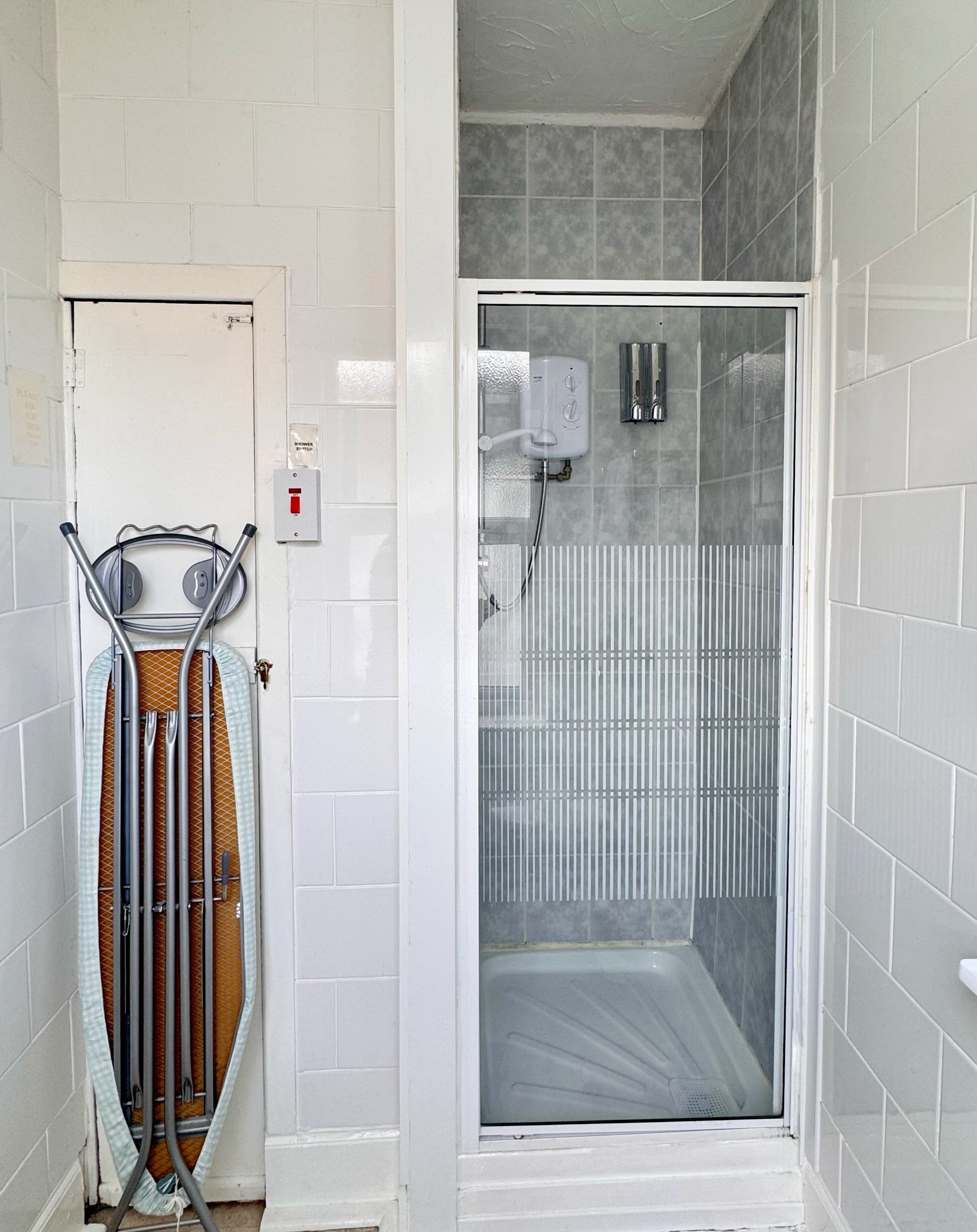 Phòng 4 dành cho gia đình | Phòng tắm | Buồng tắm vòi sen, máy sấy tóc, khăn tắm, xà phòng 