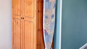 Habitación cuádruple familiar | Escritorio, tabla de planchar con plancha y wifi gratis