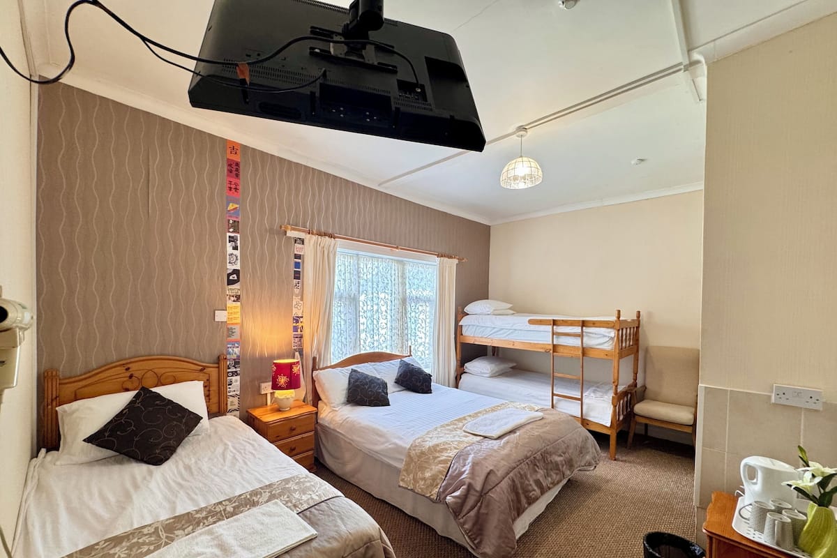 Family Room | Desk, iron/ironing board, free WiFi