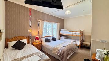 Family Room | Desk, iron/ironing board, free WiFi