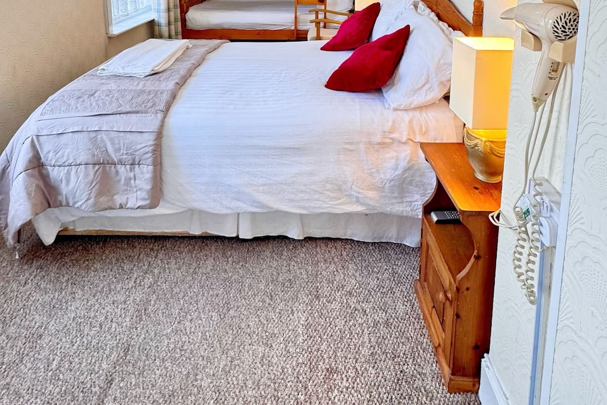 Family Quadruple Room | Desk, iron/ironing board, free WiFi