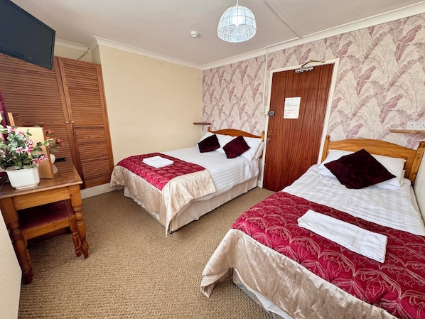 Family Triple Room | Desk, iron/ironing board, free WiFi