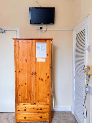Standard Double Room | Desk, iron/ironing board, free WiFi