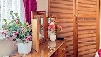 Family Triple Room | Desk, iron/ironing board, free WiFi