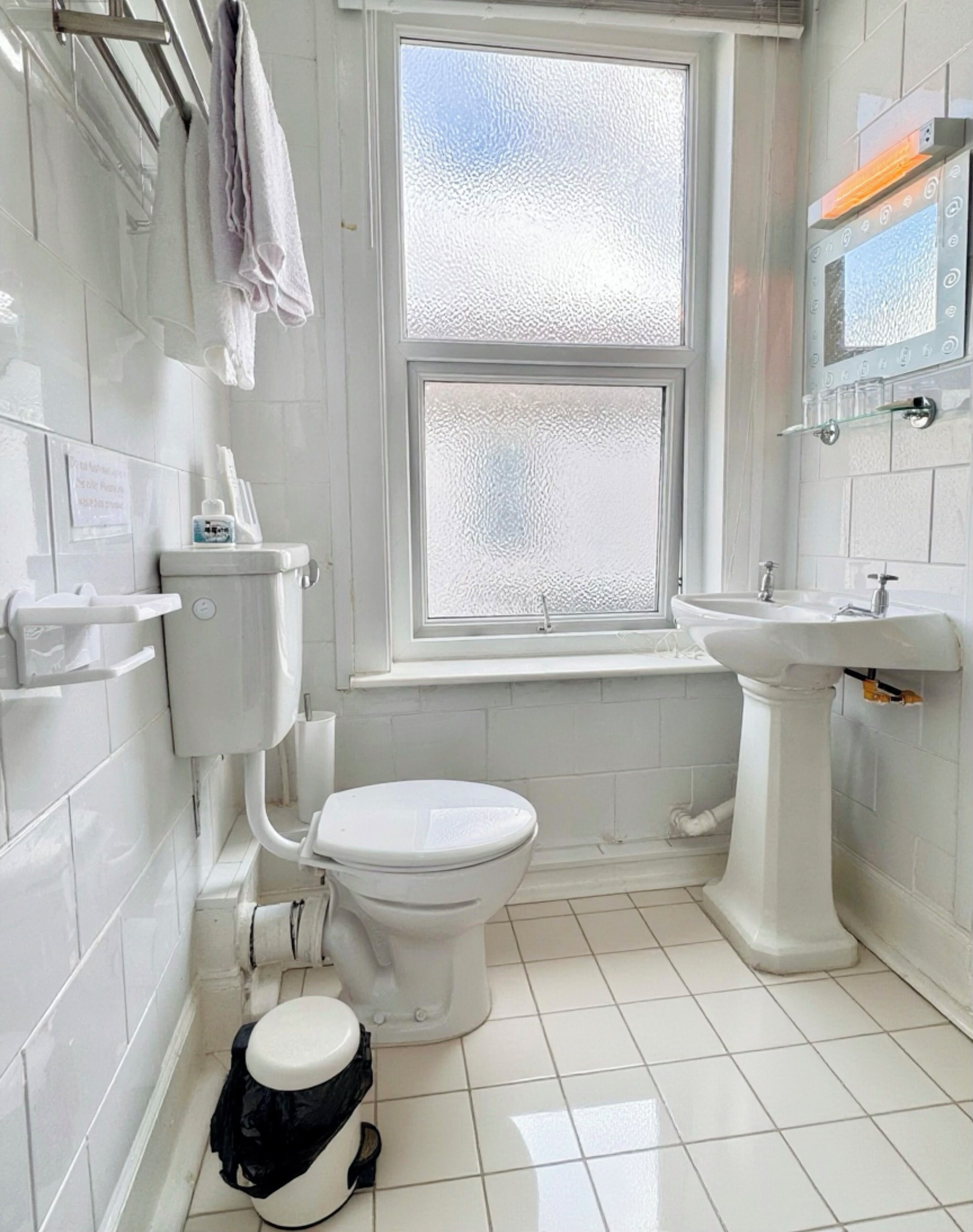 家庭四人房 | 浴室 | 淋浴设施、吹风机、毛巾、肥皂