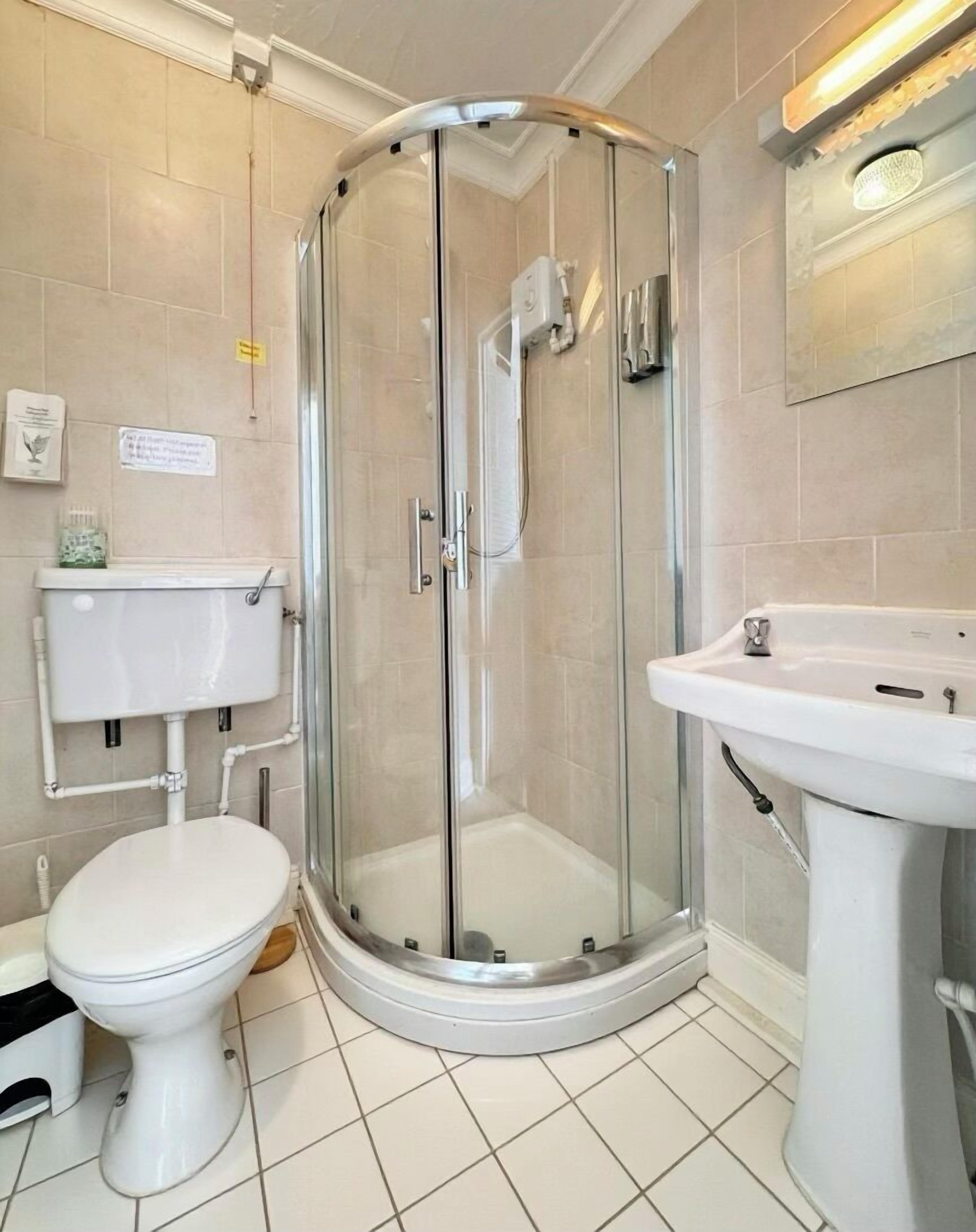 标准双人房 | 浴室 | 淋浴设施、吹风机、毛巾、肥皂