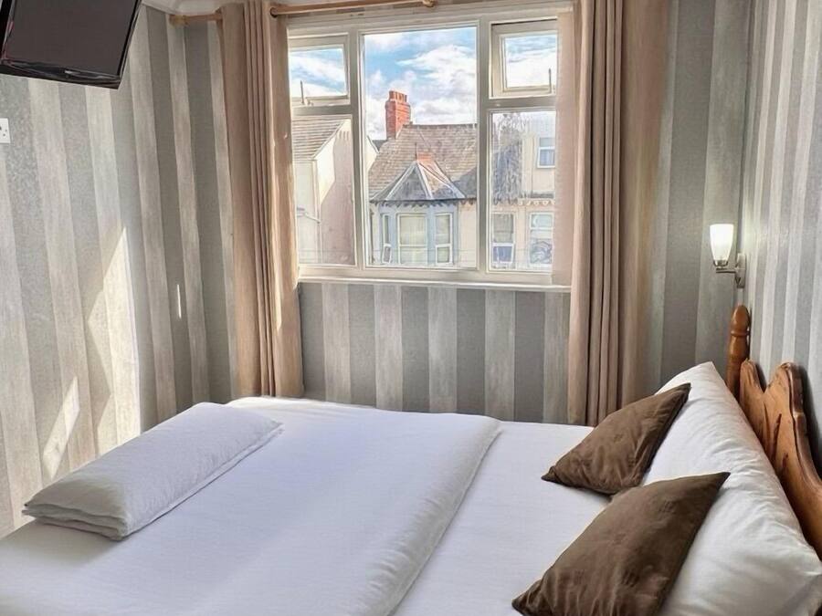 Standard Double Room | Desk, iron/ironing board, free WiFi