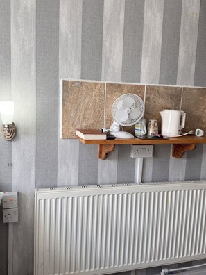 مكتب ومكواة/لوح كي وواي فاي مجانًا