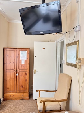 Family Room | Desk, iron/ironing board, free WiFi