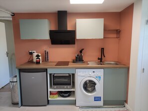 Réfrigérateur, four, plaque de cuisson, cafetière/bouilloire