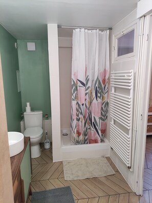 Douche, sèche-cheveux, serviettes fournies, savon