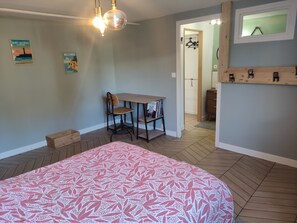 Bureau, fer et planche à repasser, Wi-Fi, draps fournis