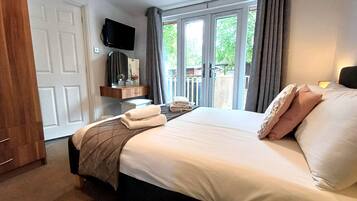 2 bedrooms, iron/ironing board, bed sheets