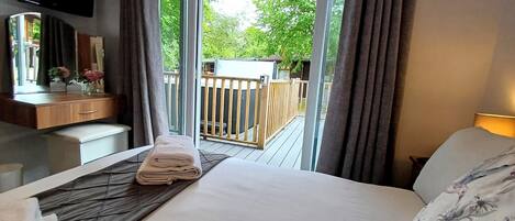 2 quartos, ferros/tábuas de passar roupa, roupa de cama