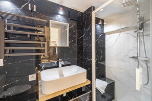 アパートメント | バスルーム | タオル、シャンプー、トイレットペーパー