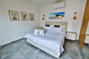 2 bedrooms, travel cot, free WiFi, bed sheets