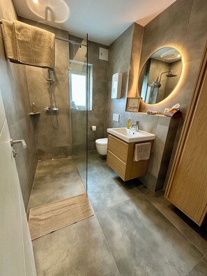 Een douche, een haardroger, handdoeken, zeep