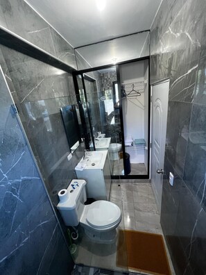 Appartement Confort, vue mer | Salle de bain | Articles de toilette gratuits, savon, shampoing, papier toilette