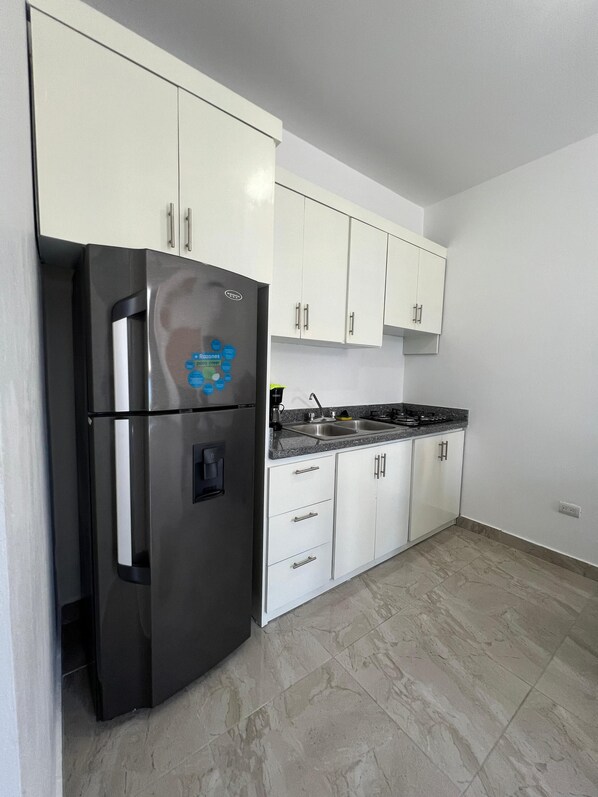 Departamento Confort, vista al mar | Cocineta privada | Refrigerador, microondas, horno y parrilla de estufa 