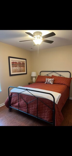 3 bedrooms, iron/ironing board, WiFi, bed sheets - The Downtown Historic Cleveland Cottage (Cleveland)