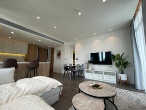 2 عدّة غرف نوم ومكواة/لوح كي وواي فاي وملاءات أسرّة