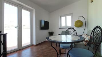 Duplex, vista para a piscina | Área de estar | Smart TV 50 polegadas com canais digitais