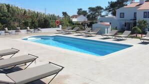 A rectangular swimming pool with lounge chairs and a lifebuoy. - Quinta do Canal (Odemira)