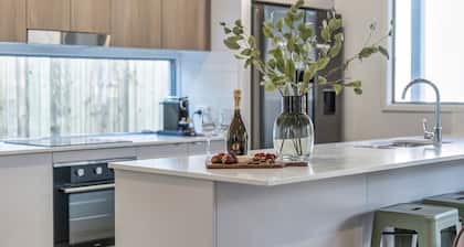 Dream World Escape 4BR Oxenford - Pool, Gym BBQ